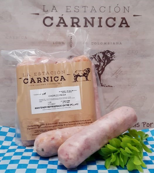Paquete de chorizo paisa empacado al vacío con dos muestras visuales por unidad