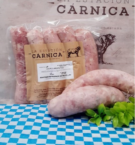 Paquete de chorizo Argentino empacado al Vacío con dos unidades de muestra visual