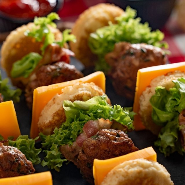 Brochetas de hamburguesas